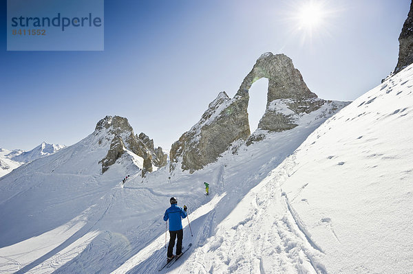 Skifahrer und verschneite Berglandschaft  Aiguille Percee  Tignes  Val-d?Isère  Département Savoie  Alpen  Frankreich