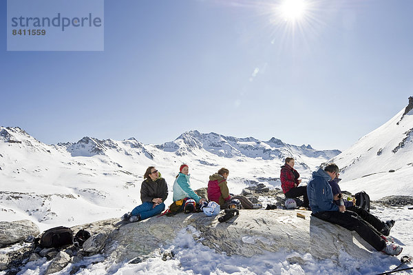 Skitourengeher machen Rast  verschneite Berglandschaft  Tignes  Val-d?Isère  Département Savoie  Alpen  Frankreich