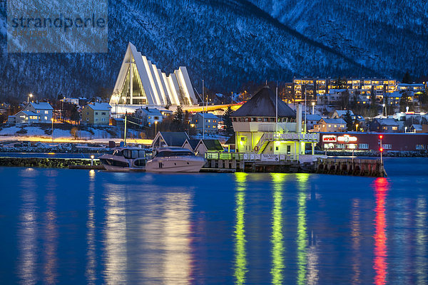 Stadtansicht mit der Eismeerkathedrale  Architekt Jan Inge Hovig  Tromsø  Troms  Norwegen