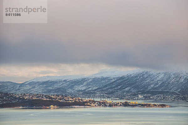 Ausblick über den Grindøysund auf Tromsø  Troms  Norwegen
