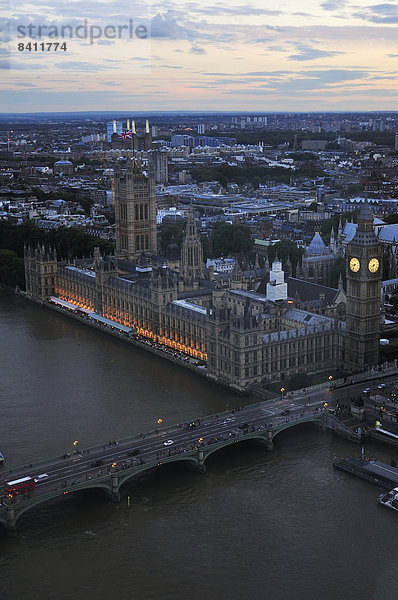 Ausblick aus dem London Eye auf die Westminster Bridge  Palace of Westminster und den Uhrturm Elizabeth Tower  London  England  Großbritannien