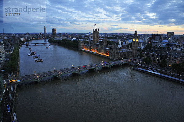 Ausblick aus dem London Eye auf die Westminster Bridge  Palace of Westminster und den Uhrturm Elizabeth Tower  London  England  Großbritannien