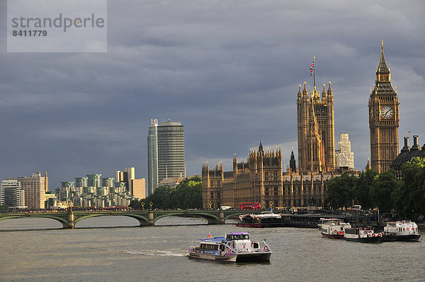 Ausblick von der Hungerford Bridge auf die Houses of Parliament und den Uhrturm Elizabeth Tower  London  England  Großbritannien