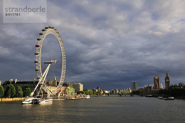 Ausblick von der Hungerford Bridge auf die Themse und das London Eye  London  England  Großbritannien