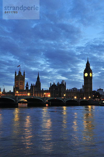 Westminster Bridge  Palace of Westminster und Uhrturm Elizabeth Tower in der Dämmerung  London  England  Großbritannien