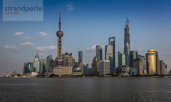 Pudong Skyline mit Oriental Pearl Tower  Shanghai World Financial Center und Shanghai Tower  vom Bund  Shanghai  China