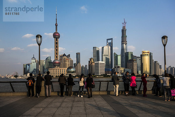 Touristen vor Pudong Skyline mit Oriental Pearl Tower  Shanghai World Financial Center und Shanghai Tower  vom Bund  Shanghai  China