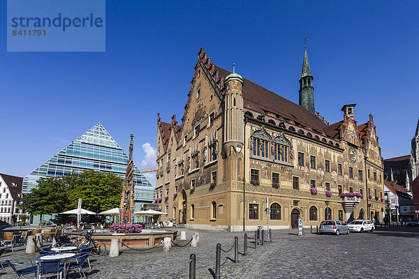 Historisches Rathaus mit astronomischer Uhr und Stadtbibliothek in Pyramidenform  Ulm  Baden-Württemberg  Deutschland