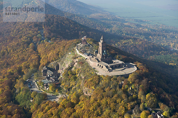 Luftaufnahme  Kyffhäuserdenkmal im Herbst  Steinthaleben  Kyffhäuserland  Kyffhäusergebirge  Thüringen  Deutschland