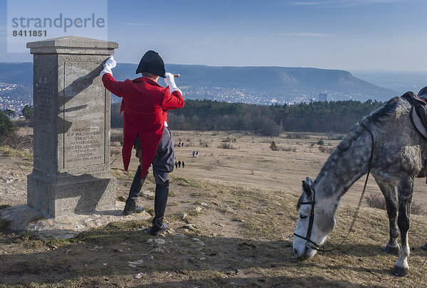 Napoleon steht mit Fernrohr an seinem Denkmal  daneben sein Pferd  Pantomime Harald Seime  Schlacht bei Jena  1806  Originalschauplatz  Hügel Windknollen  Cospeda  Jena  Thüringen  Deutschland