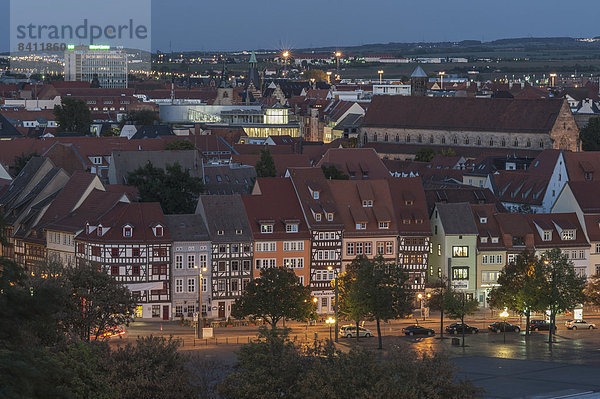 Nachtaufnahme  Altstadthäuser am Domplatz und Predigerkirche  Altstadt  Erfurt  Thüringen  Deutschland