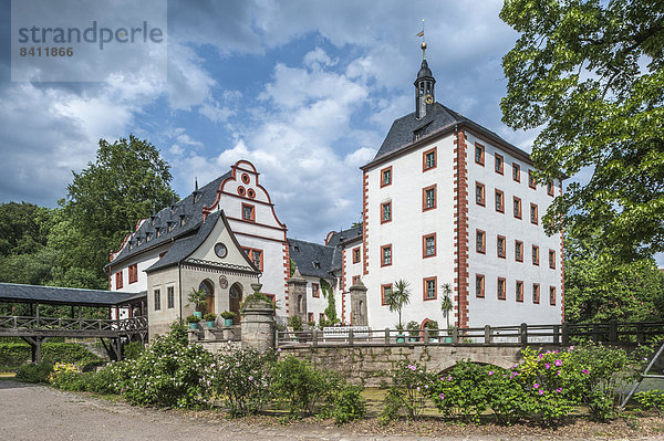 Schloss Kochberg  mit Gaststätte und Museum  Brücke zu Garten und Liebhabertheater  Dorf Großkochberg  Thüringen  Deutschland