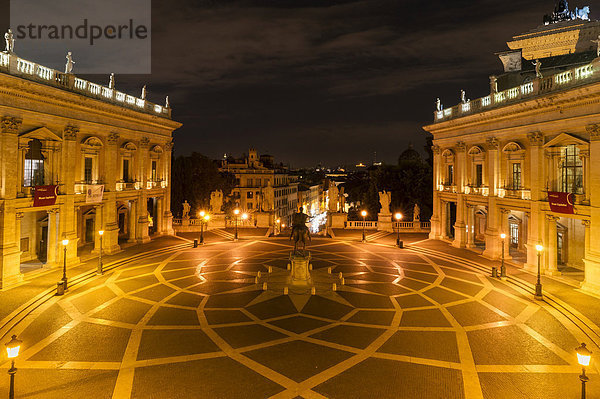 Der Kapitolsplatz  entworfen von Michelangelo  Reiterstandbild des Kaisers Mark Aurel  Kapitolinischer Hügel  bei Nacht  Rom  Latium  Italien
