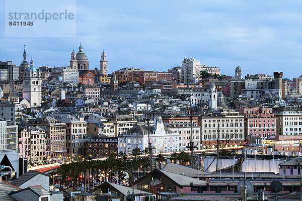 Altstadt bei Dämmerung  Genua  Ligurien  Italien