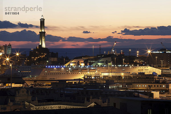 Der antike Leuchtturm von Genua mit Kreuzfahrtschiff im Porto Antico  Genua  Ligurien  Italien