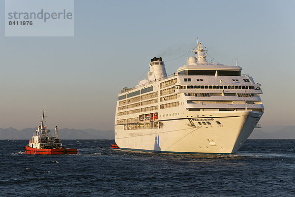 '''Seven Seas Mariner''  Kreuzfahrtschiff der Reederei Regent Seven Seas Cruises  wird aufs offene Meer geschleppt  Rhodos  Insel Rhodos  Dodekanes  Griechenland'