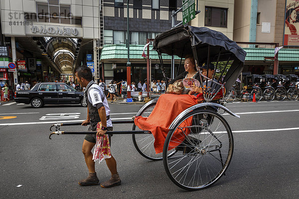 Rikscha mit einem Passagier im Stadtteil Asakusa  Taito  Tokyo  Japan
