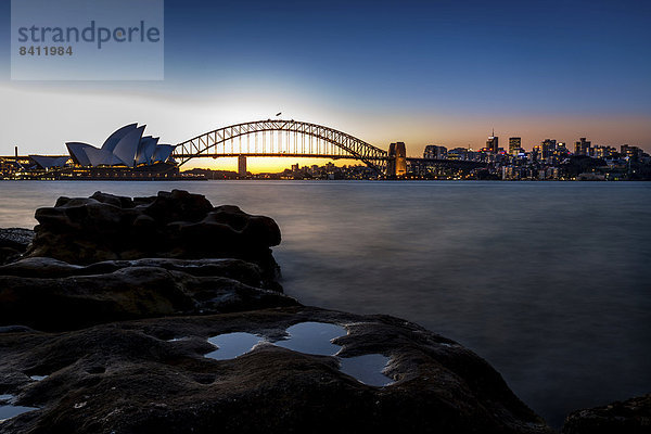 Abenddämmerung  Sydney Opera House und Harbour Bridge  Sydney  New South Wales  Australien