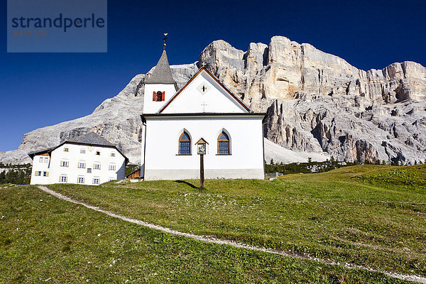 Schutzhaus  Hospiz und Wallfahrtsort Heiligkreuz  hinten der Heiligkreuzkofel  Dolomiten  Südtirol  Italien
