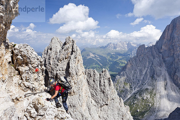 Bergsteiger beim Aufstieg auf den Plattkofel über den Oskar-Schuster-Stieg  Klettersteig  hinten die Geislerspitzen  Gröden  Dolomiten  Südtirol  Italien