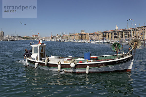 Fischerboot im Alten Hafen  Altstadt  Marseille  Département Bouches-du-Rhône  Region Provence-Alpes-Côte d?Azur  Frankreich