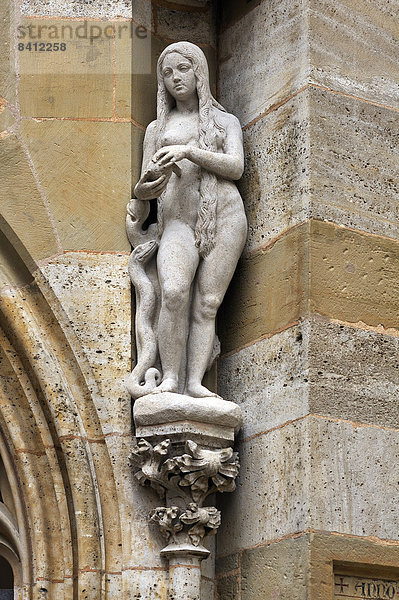 Eva mit Schlange  Skulptur an der Stadtkirche St. Jakob  Rothenburg ob der Tauber  Mittelfranken  Bayern  Deutschland