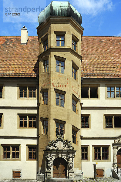 Treppenturm mit drei Sonnenuhren vom ehemaligen Gymnasium  1589-99  heute Gemeindezentrum St. Jakob  Rothenburg ob der Tauber  Mittelfranken  Bayern  Deutschland