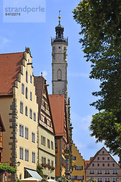 Mittelalterliche Häuser und gotischer Rathausturm  1250 - 1400  Rothenburg ob der Tauber  Mittelfranken  Bayern  Deutschland