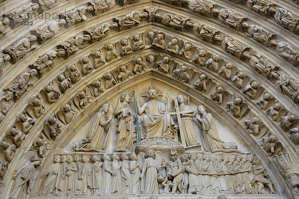 Steinreliefs und Skulpturen am Hauptportal  Kathedrale Notre-Dame de Paris  Paris  Île-de-France  Frankreich