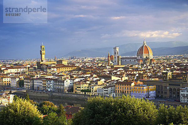 Stadtansicht mit dem Palazzo Vecchio und der Kathedrale von Florenz  Florenz  Italien