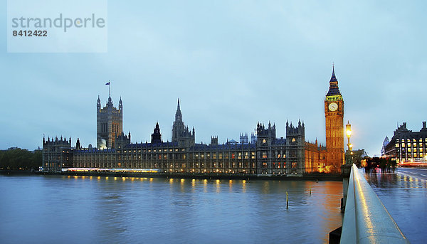 Houses of Parliament und Big Ben in der Dämmerung  London  England  Großbritannien