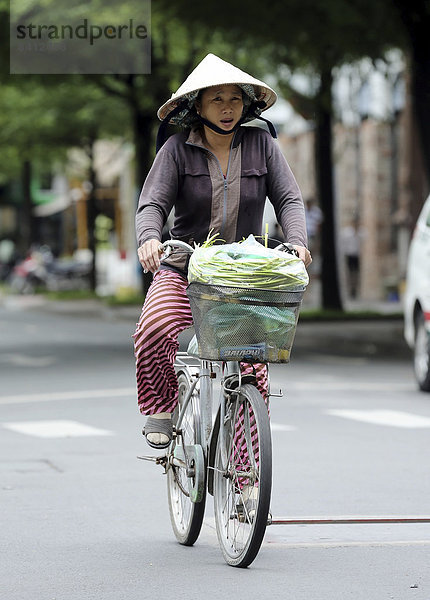 Frau auf Fahrrad  Ho-Chi-Minh-Stadt  Vietnam