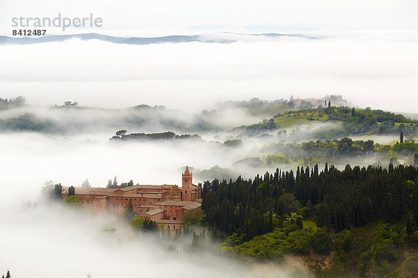 Abtei Monte Oliveto Maggiore mit nebelverhangenen Tälern  Chiusure  Toskana  Italien