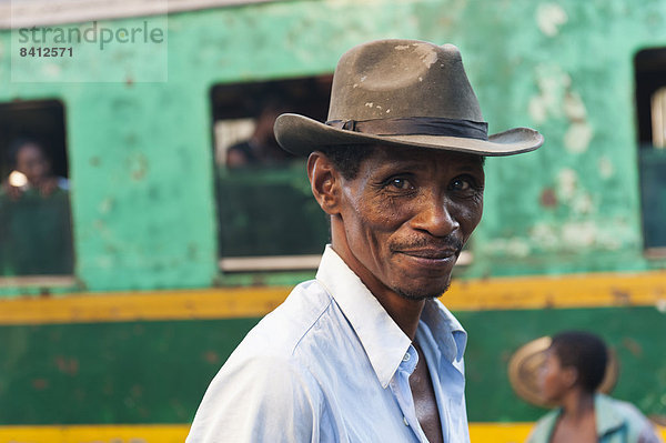 Mann der Ethnie der Tanala  Portrait mit Hut  bei Manakara  Madagaskar