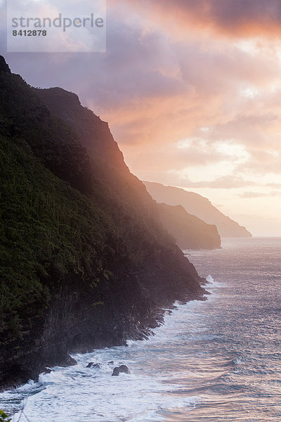 Felsen der Napali Coast bei Sonnenuntergang  Kaua´i  Hawaii  USA