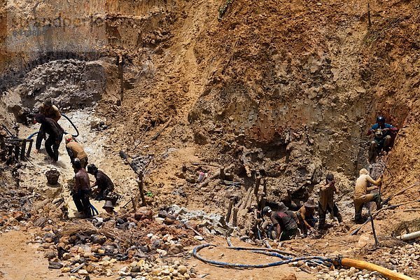 Arbeiter in einer Grube eines Diamantenfeldes  Cempaka  Indonesien  Asien