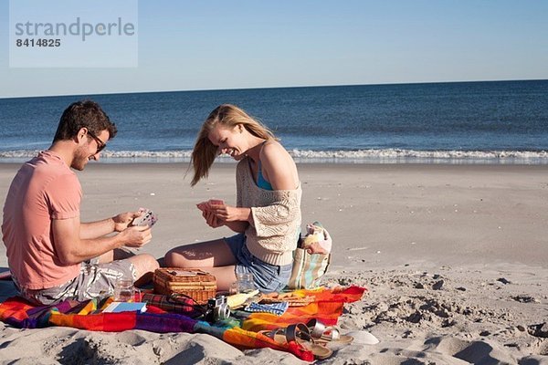 Paar Spielkarten am Strand  Breezy Point  Queens  New York  USA