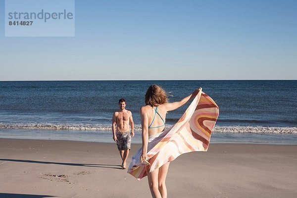 Paar am Strand  Breezy Point  Queens  New York  USA