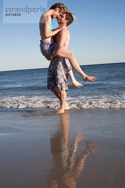 Paar mit Spaß am Strand  Breezy Point  Queens  New York  USA