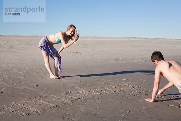 Paare schreiben Geschichte in Sand  Breezy Point  Queens  New York  USA