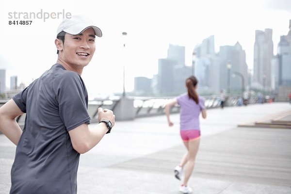 Jugendliche joggen in der Stadt  Shanghai  China