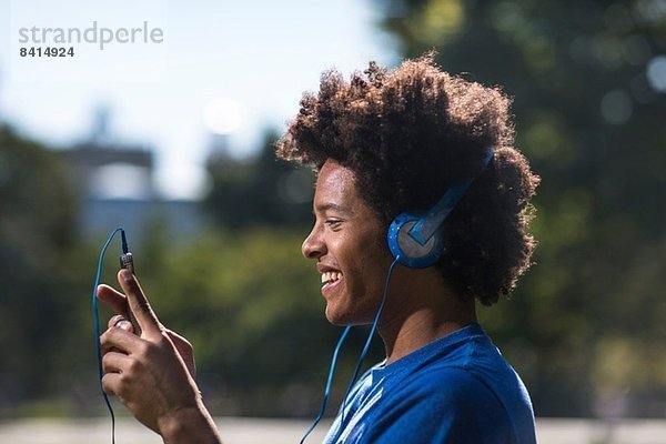 Junger Mann mit mp3-Player