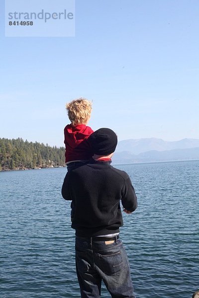 Vater und Kleinkind Tochter mit Blick über den See