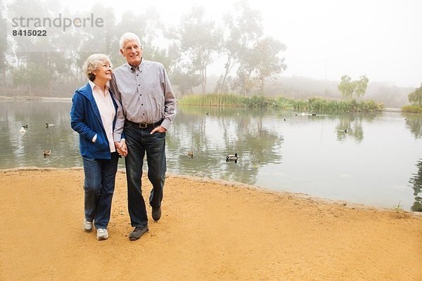 Mann und Frau beim Spaziergang am See