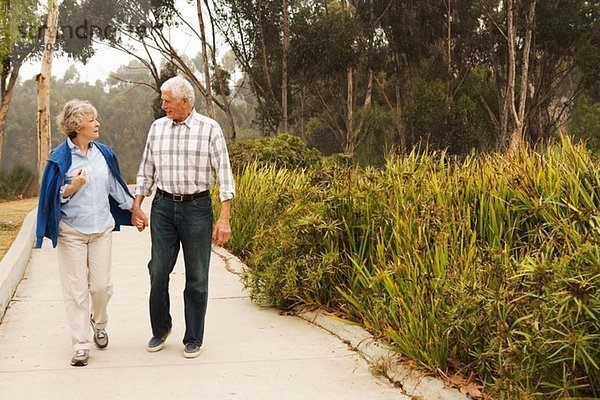 Mann und Frau beim Bummeln und Plaudern im Park