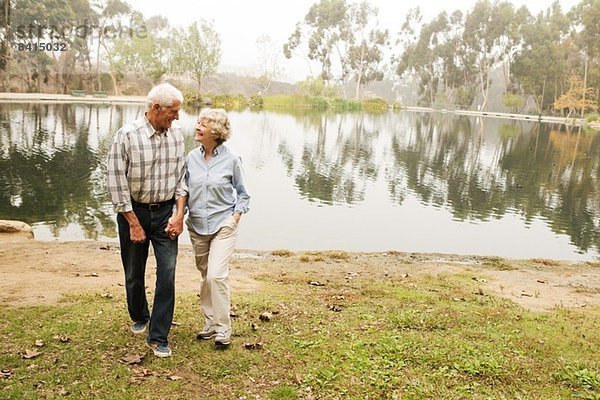 Ehemann und Ehefrau beim Plaudern am See