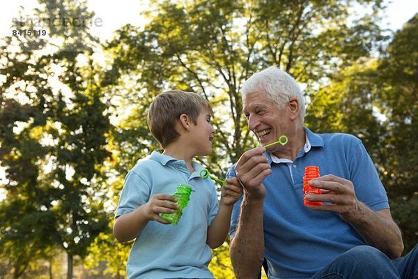 Großvater und Enkel Blasen blasen