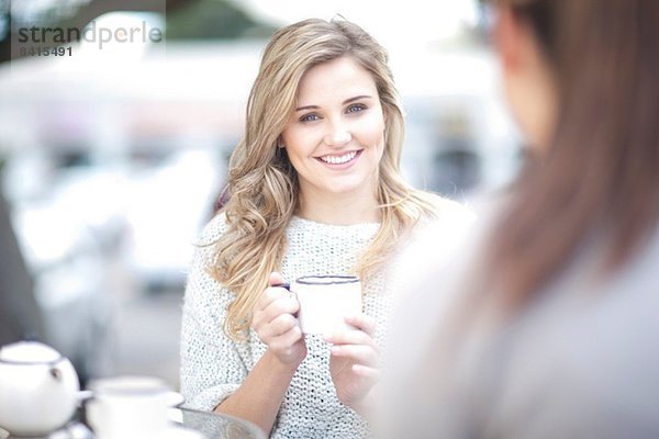 Freunde sitzen im Café und trinken Kaffee.