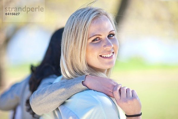 Zwei junge Frauen beim Bummeln im Park