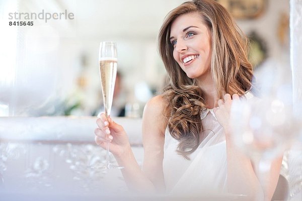 Junge Frau mit einem Glas Champagner